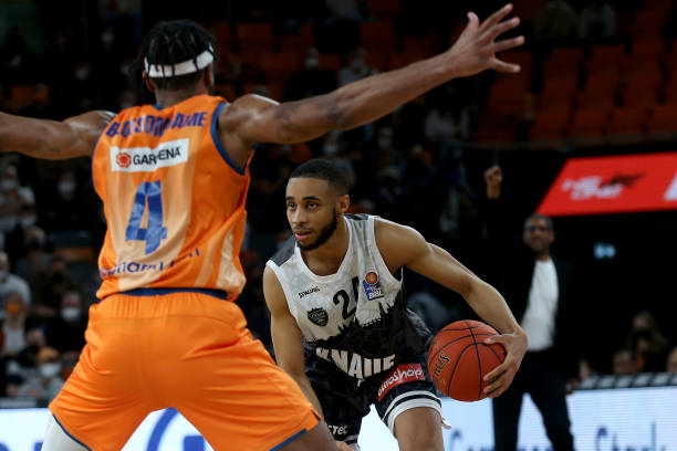 中场球员与 中场球员与