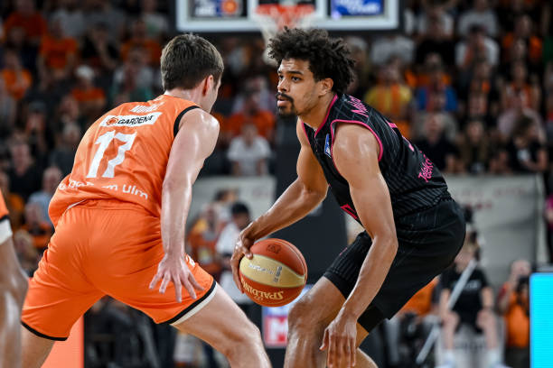 背身拿球的 背身拿球的